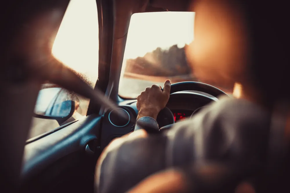 Homme au volant